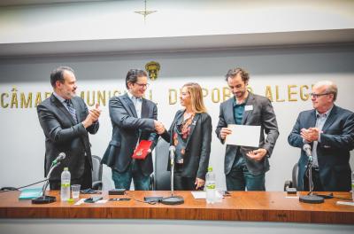 Vice-prefeito participa da entrega da Comenda Porto do Sol ao Instituto Cultural Floresta