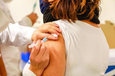 Confira o serviço da vacinação contra Covid-19 e gripe desta quinta-feira