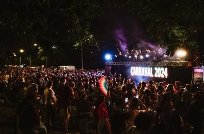 Milhares de foliões participam do Carnaval de blocos na Orla