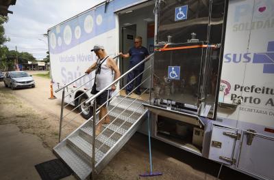 Unidade móvel de saúde leva vacinação à Vila Dique nesta quinta-feira