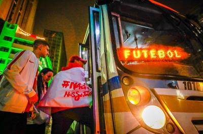 Linha F993 vai atender torcedores do Largo Glênio Peres em direção ao Beira-Rio. Ao final do jogo, os ônibus rumo ao Centro partem da rua Nestor Ludwig.