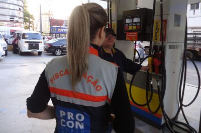 Procon Porto Alegre notifica postos de gasolina neste final de semana
