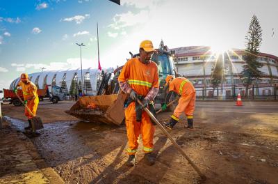 DMLU retira 25 toneladas de lodo da avenida Padre Cacique