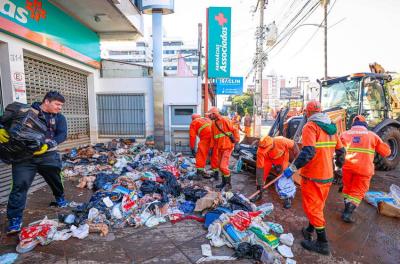 Limpeza nos bairros Menino Deus e Cidade Baixa já retirou 119 toneladas de resíduos em dois dias de trabalho