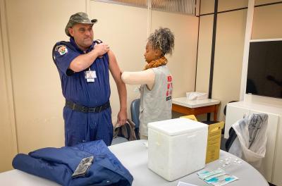 Mais de 2,1 mil socorristas e trabalhadores são imunizados em uma semana