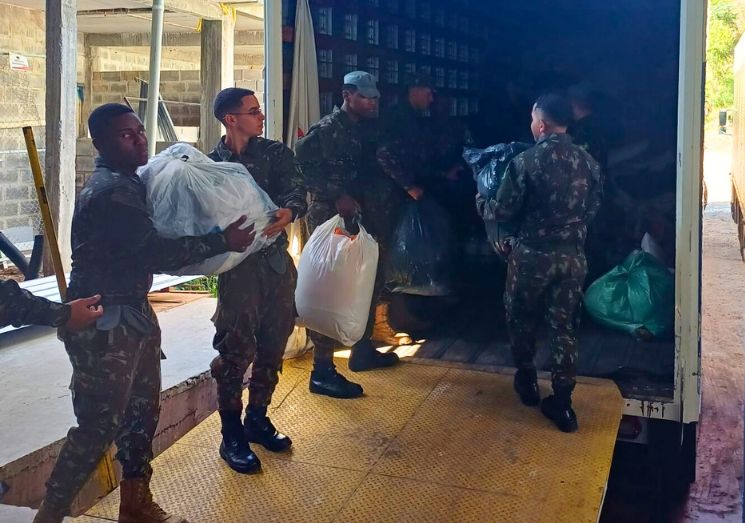 A carga foi descarregada com apoio do Exército Brasileiro e reúne cerca de oito toneladas de doações