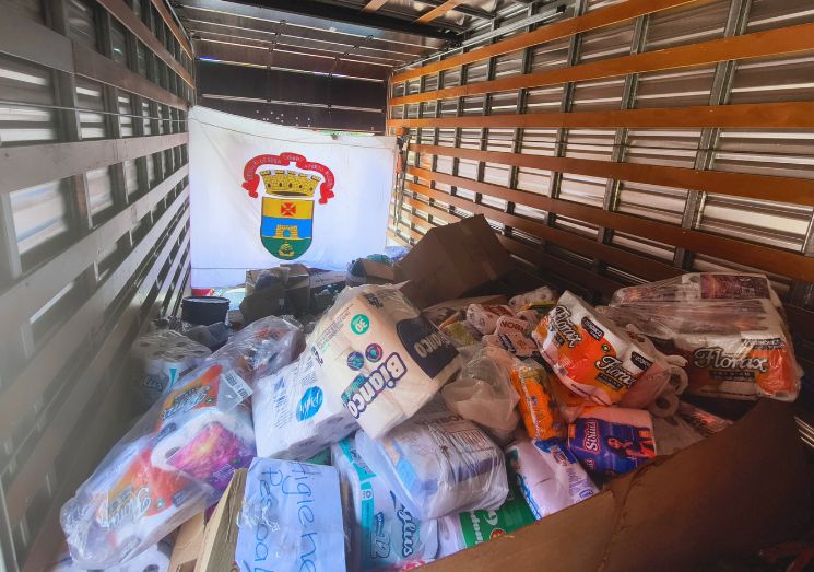 caminhão com donativos