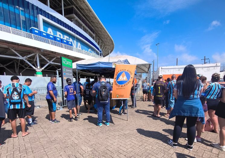 Torcedores do Grêmio doaram alimentos para campanha de arrecadação