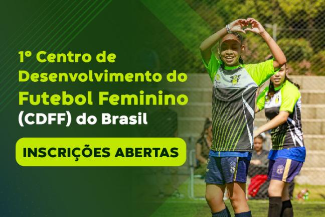 Jovem jogadora de futebol afrodescentente sorri e faz gesto de coração com as mãos