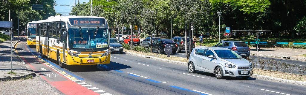 ônibus passando pela avenida