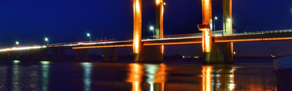 Ponte do rio Guaíba iluminada durante a noite