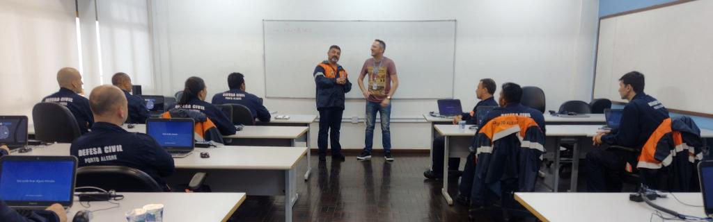 Agentes da Defesa Civil em sala de aula para capacitação.