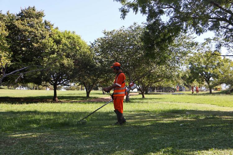 Prefeitura assina contrato emergencial do serviço de capina - Local: Praça México