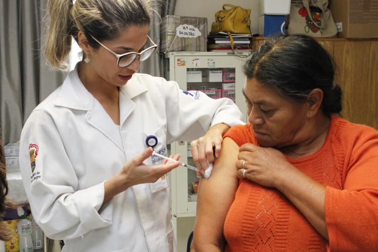 SMS realiza a vacinação contra a influenza (gripe) na Aldeia Kaingang do Morro do Osso.