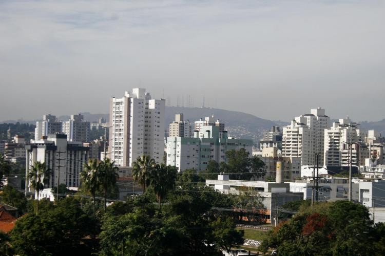 O sol predomina no decorrer o dia, apesar de algumas nuvens no céu. Há chance de formação localizada de neblina e nevoeiro ao amanhecer. Mínimas em torno dos 7°C e máximas entre 18°C e 21°C