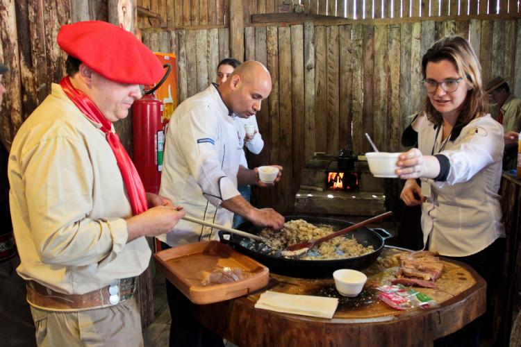 Alunos do curso de gastronomia da PUCRS recebem aula de carnes no Acampamento Farroupilha Local: Galpão da Hospitalidade - Parque Maurício Sirotsky Sobrinho (Harmonia)