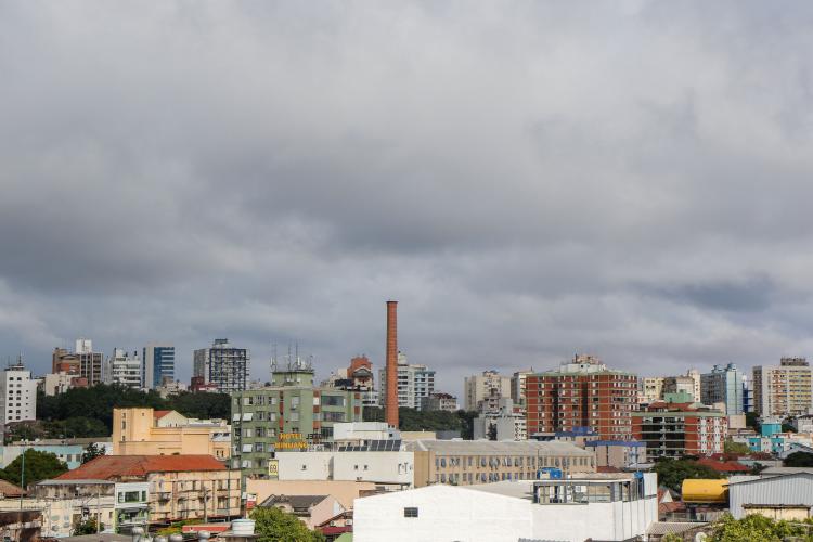 O sol aparece, mas além de ocorrerem formações localizadas de nevoeiro nas primeiras horas da manhã, no decorrer do dia as nuvens aumentam e provocam chuva. 