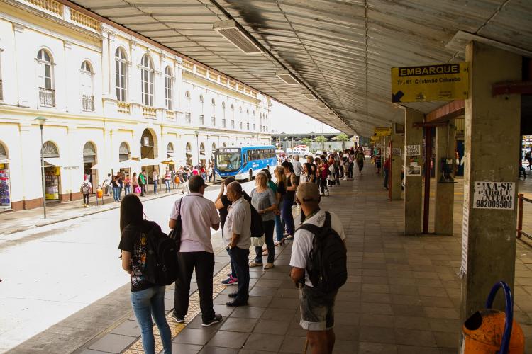 Fiscalização da SMIC no terminal de ônibus Parobé e no Largo Glênio Peres