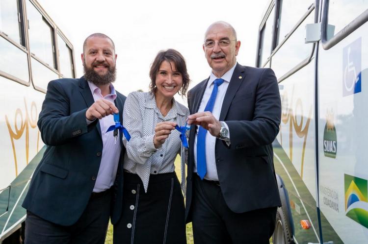 Capital recebe dois micro-ônibus para rede de proteção social Secretária Comandante Nádia recebeu do ministro Osmar Terra (D) a doação de dois micro-ônibus para a Rede de Proteção Social Básica e Especial do Sistema Único de Assistência Social.