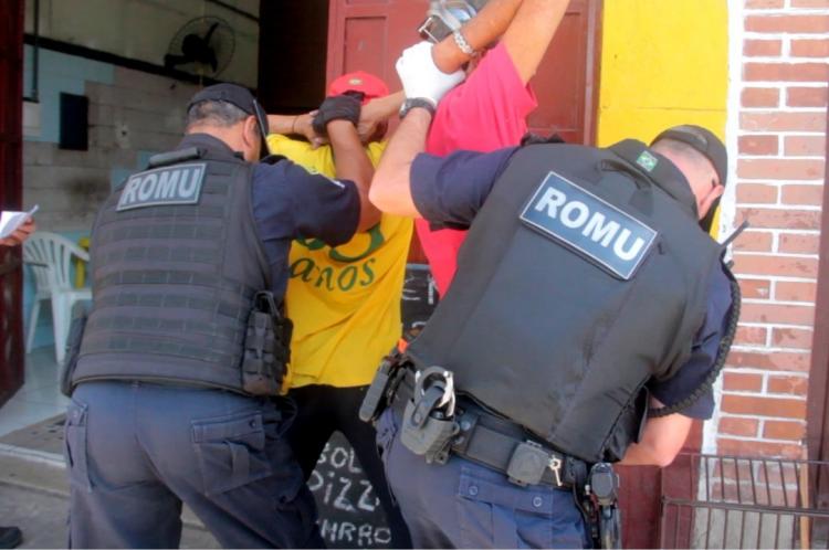Ação integrada prende três pessoas por furto de energia no bairro Floresta.  Objetivo foi fiscalizar alvarás e normas de segurança em pontos comerciais.