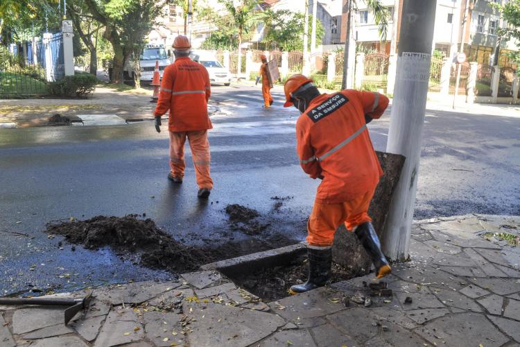 ÁGUA E ESGOTOS