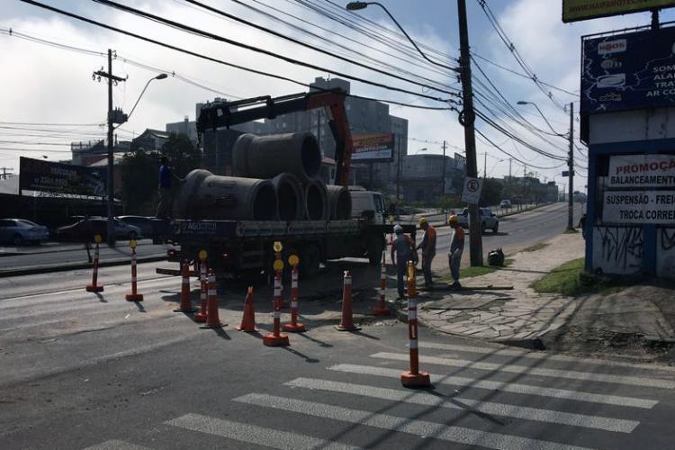 Intervenção é executada em rede pluvial na avenida Baltazar de Oliveira Garcia