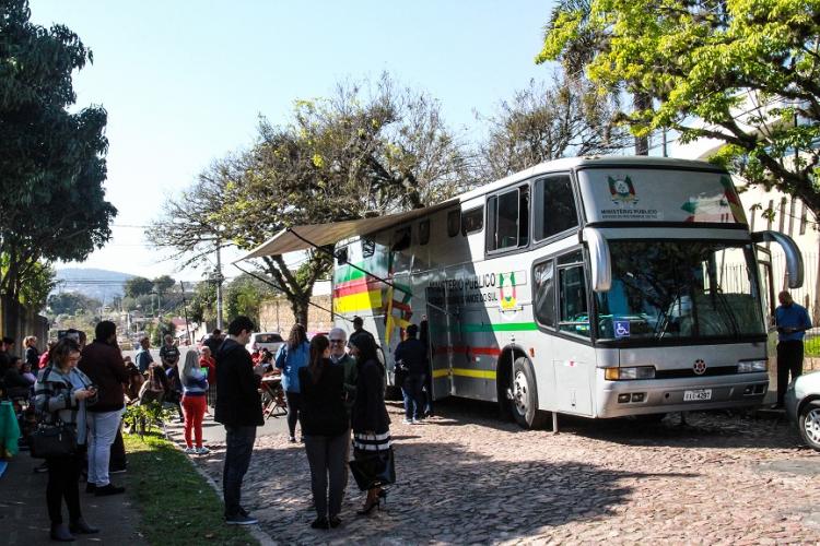 A primeira ação do Cadastro Único Volante, iniciativa entre a Fundação de Assistência Social e Cidadania (Fasc) e o Ministério Público, ocorreu nesta sexta-feira, 17, e atendeu mais de 130 pessoas no bairro São José. 
