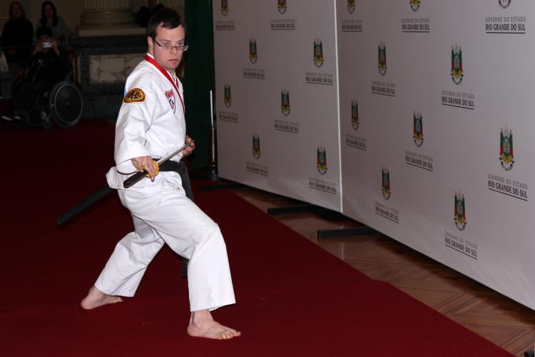 atleta portador de deficiência Mateus Rocha – medalhista em mundial de taekwondo – fez uma demonstração da modalidade