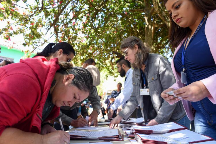 Moradores do Jardim Renascença recebem matrículas