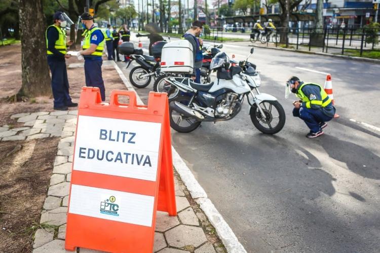 EPTC realiza blitze educativas para segurança de motociclistas