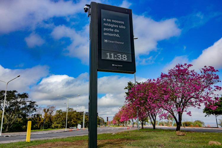 Relógio de rua passa por problema de energização