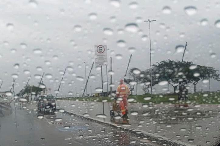 Chuva e fortes rajadas de vento causaram problemas na cidade na tarde deste sábado