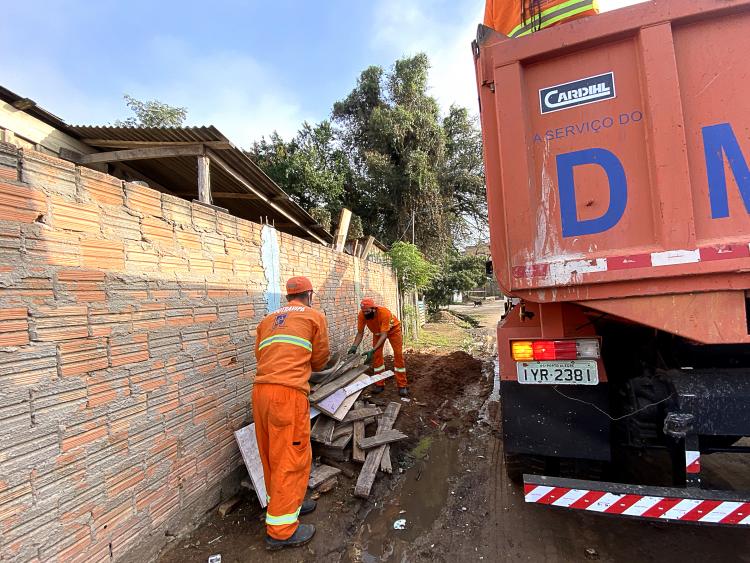 Nesta terça-feira, 19, o DMLU atendeu a comunidade do bairro Mário Quintana 