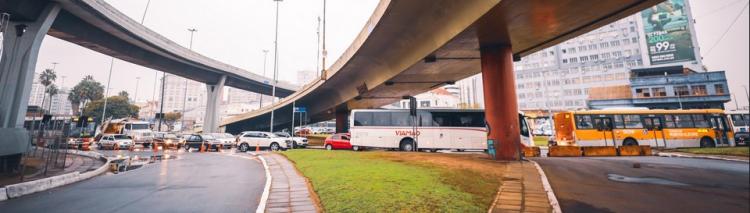 A Empresa Pública de Transporte e Circulação (EPTC) trabalha no monitoramento e orientação do trânsito na região do Centro nesta quinta-feira, 15. Por volta das 22h desta quarta-feira, 14, ocorreu um incêndio de grandes proporções no prédio da Secretaria de Segurança Pública do Estado (SSP). Os bloqueios devem persistir nas próximas horas