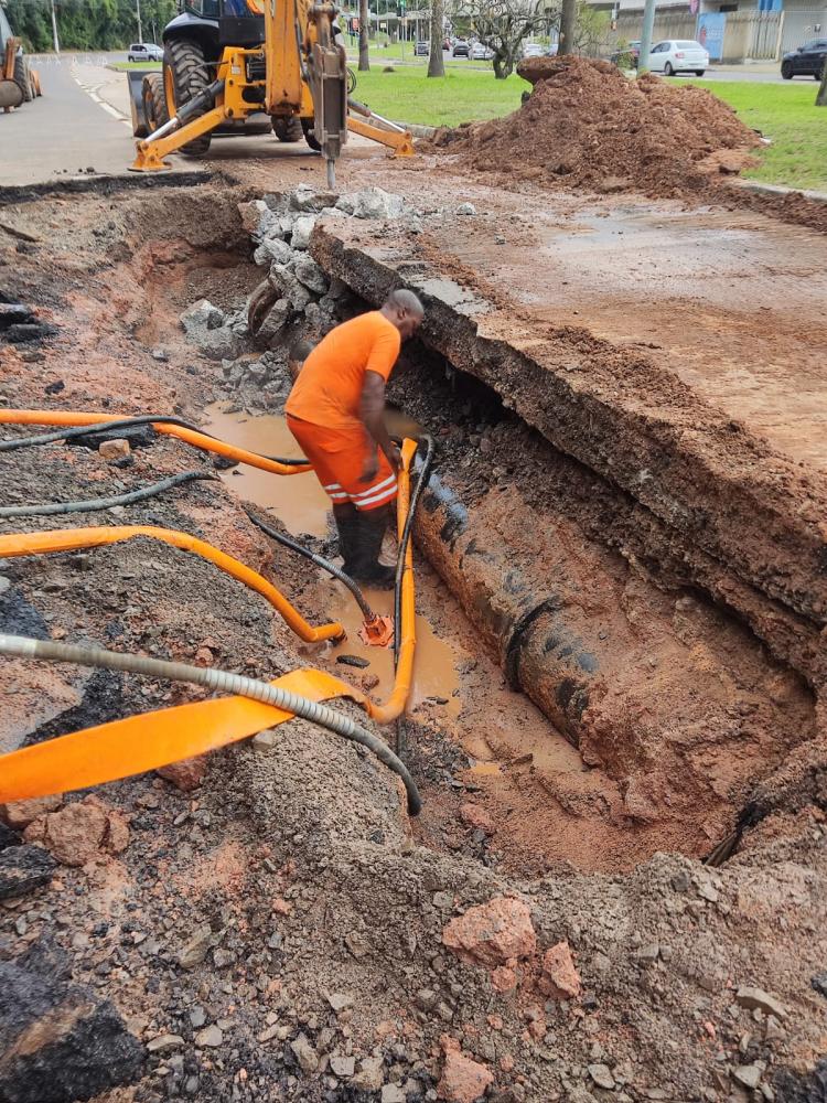 Adutora de 500mm de diâmetro rompeu na avenida Padre Cacique na madrugada