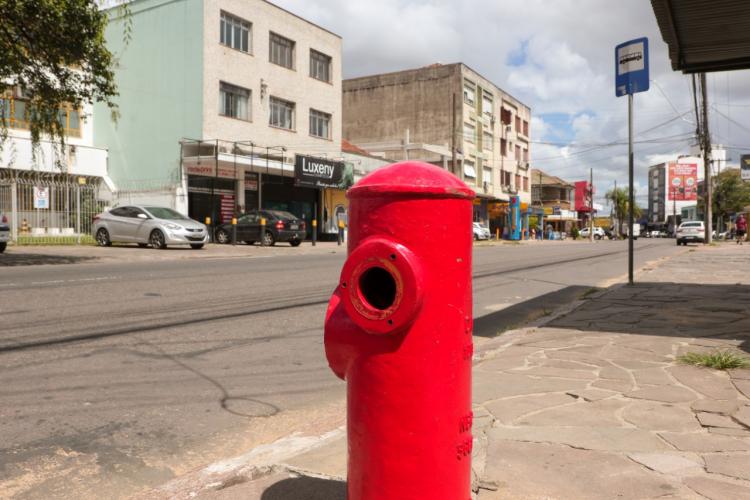 Hidrantes foram instalados em três esquinas da avenida Assis Brasil, no Passo D´Areia 