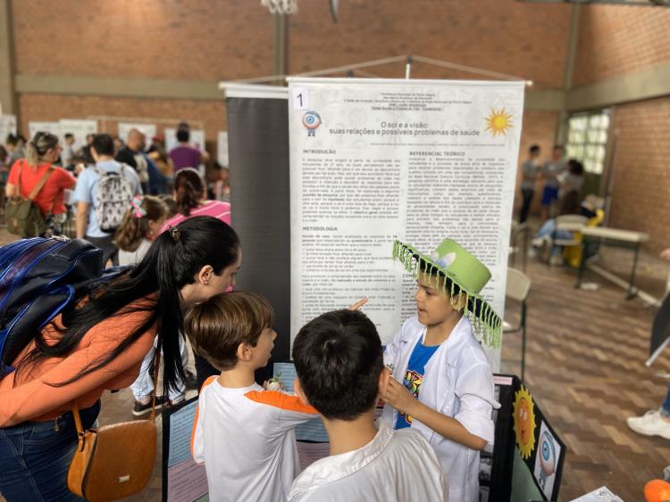 Estudantes de 40 escolas municipais apresentam pesquisas no Salão de Iniciação Científica