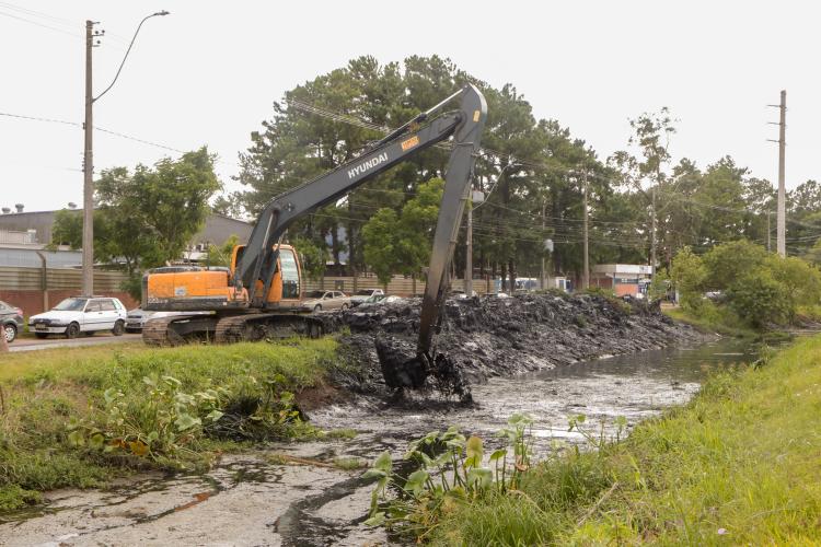 Dmae faz dragagem e desassoriamento em canais e arroios da Cidade