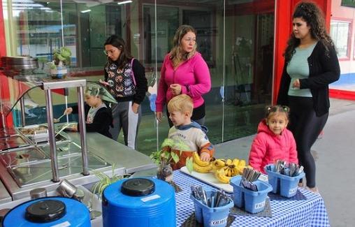 Dezessete escolas da rede municipal servem almoço a alunos nesta segunda