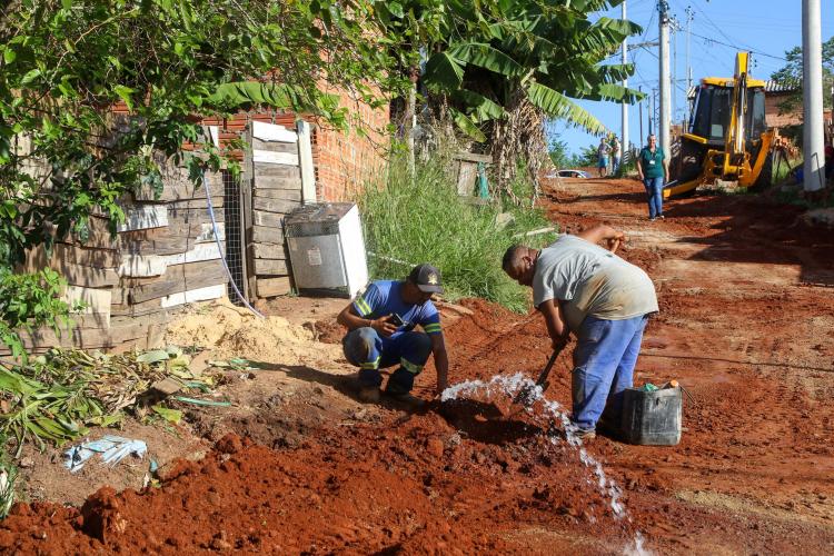 Dmae coloca rede de água em comunidade da Lomba do Pinheiro