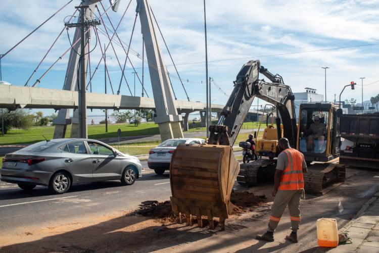 Obra que reforçará abastecimento de água na Zona Sul avança na avenida Pinheiro Borda