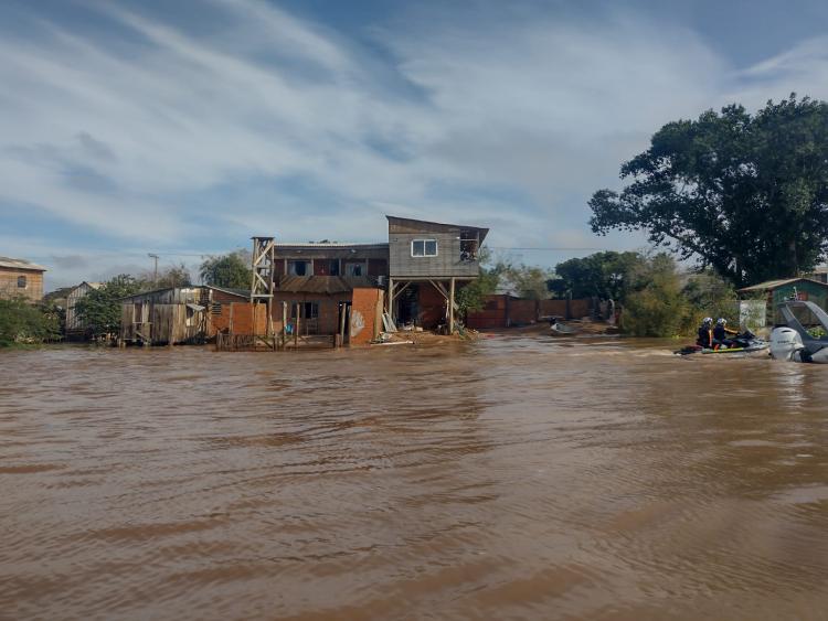 Defesa Civil de Porto Alegre intensifica operações de resgate nas Ilhas