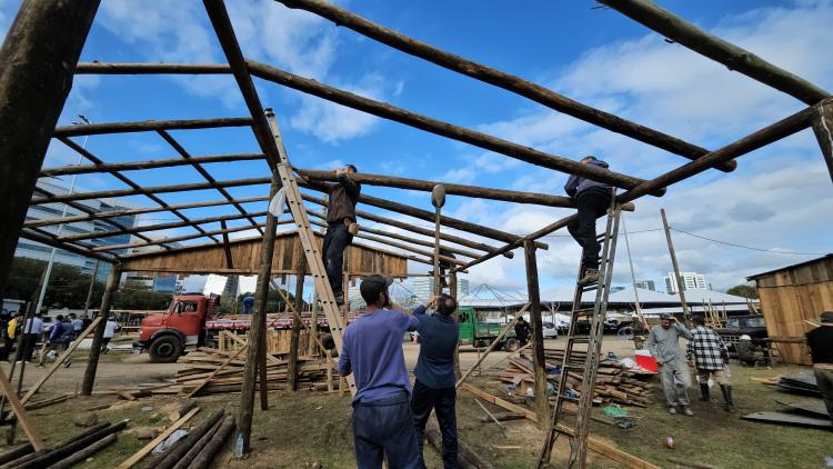 Começa montagem dos piquetes do Acampamento Farroupilha no Parque Harmonia