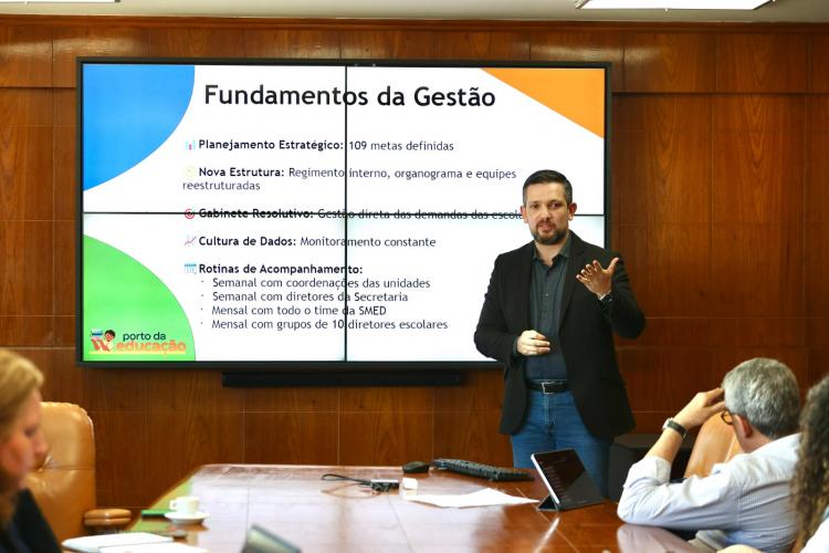 Secretário Leonardo Pascoal apresentou balanço do Porto da Educação ao prefeito Sebastião Melo 