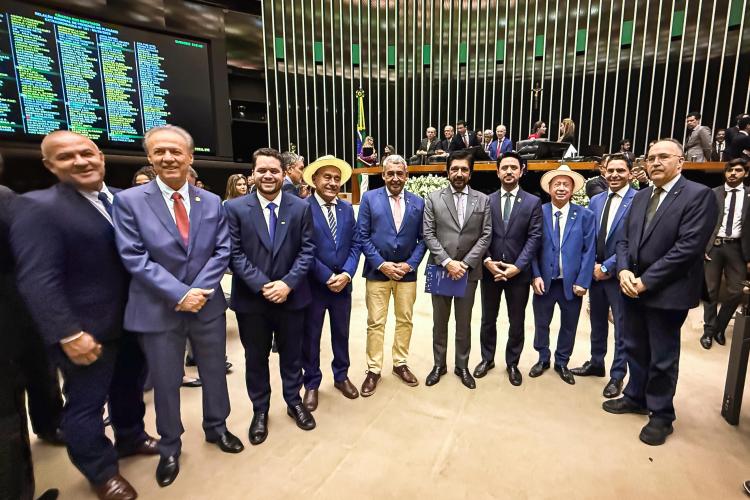 Melo acompanha promulgação da PEC 66 e discussão da reforma tributária em Brasília