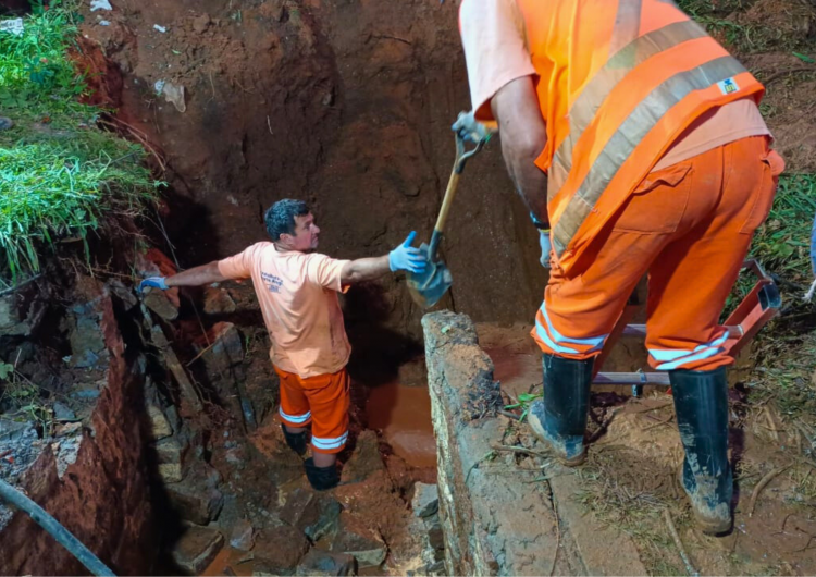 Dmae atua em conserto de adutora no bairro São José