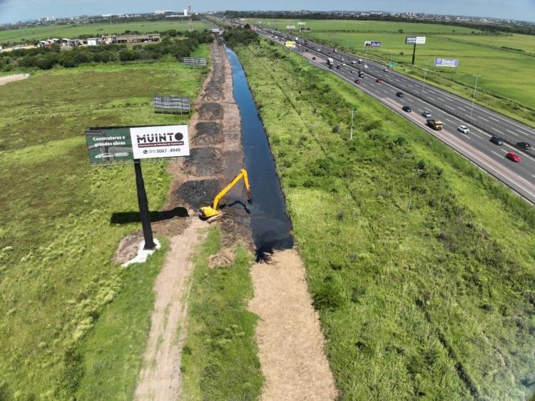 Dmae atua na dragagem de canal localizado no bairro Sarandi