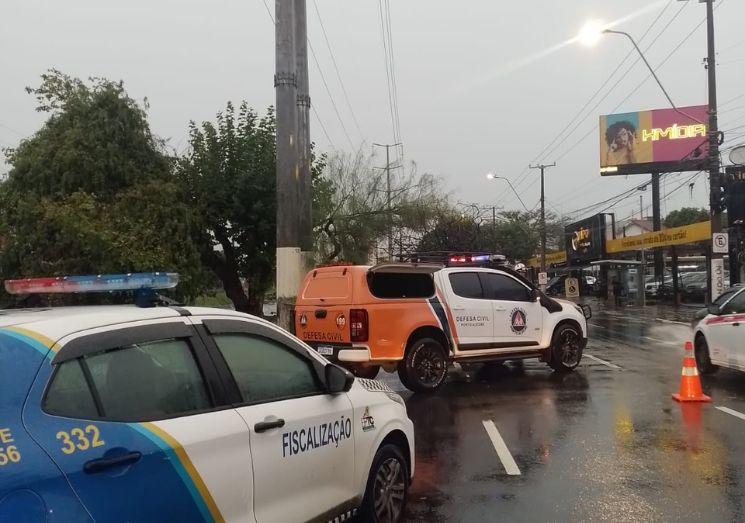 Equipes da prefeitura atuam no atendimento de ocorrências devido à chuva em Porto Alegre