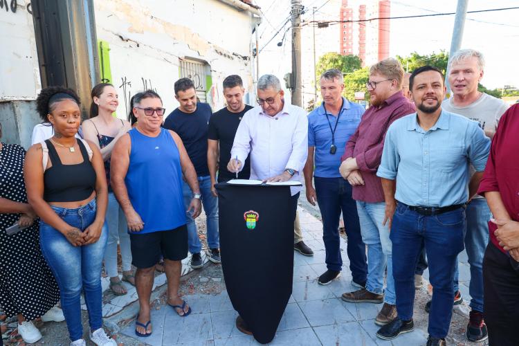 Melo sanciona lei que fortalece fiscalização de imóveis abandonados