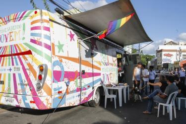 SEMANA DE PORTO ALEGRE SMS participa do evento "Rua para Todos". Teste Rápido no ônibus do Fique Sabendo Jovem.